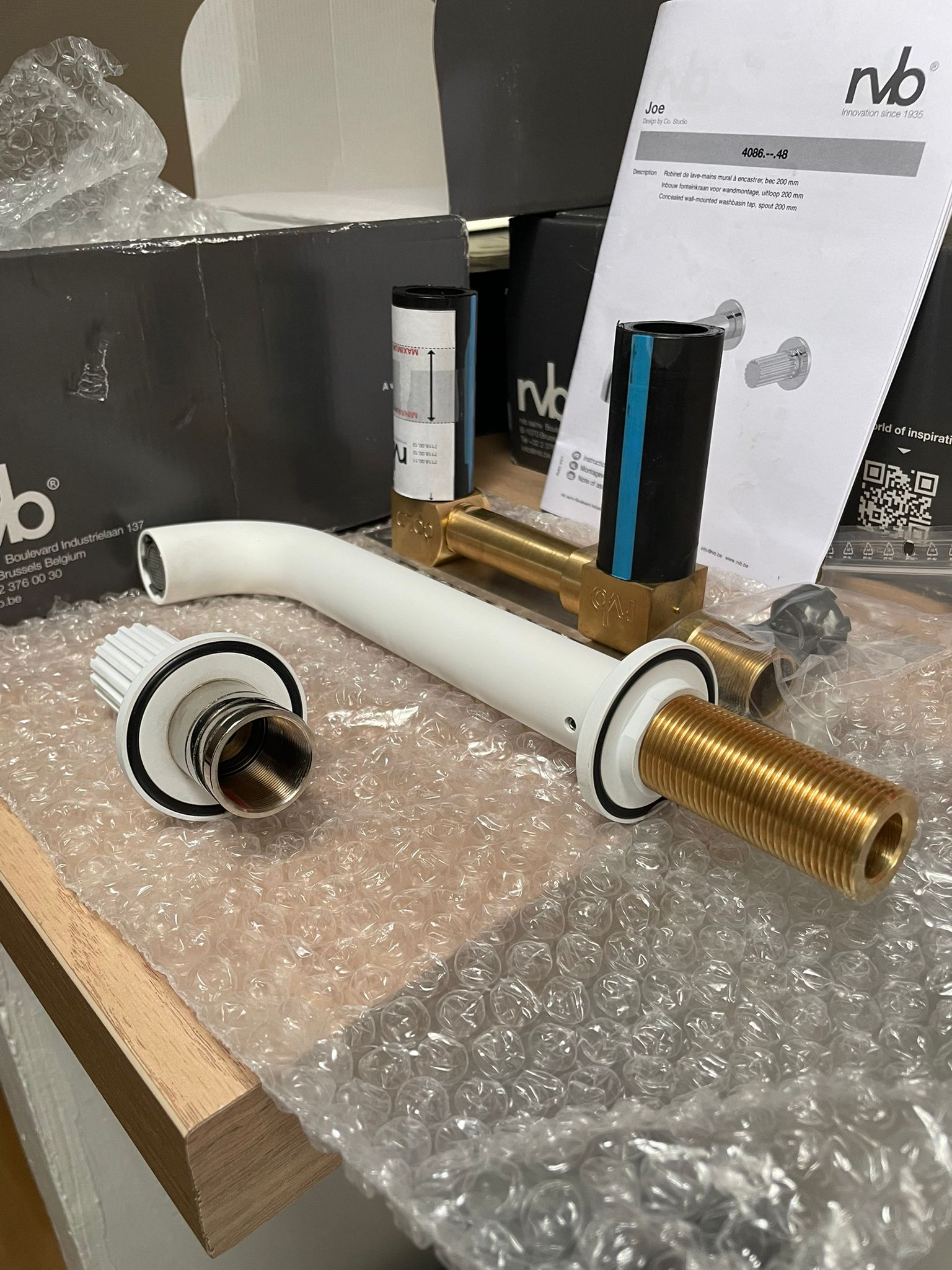 RVB Joe — Robinet lave-mains mural encastré – Réf. 4086.36.48 – BEC 200 mm – Blanc Mat